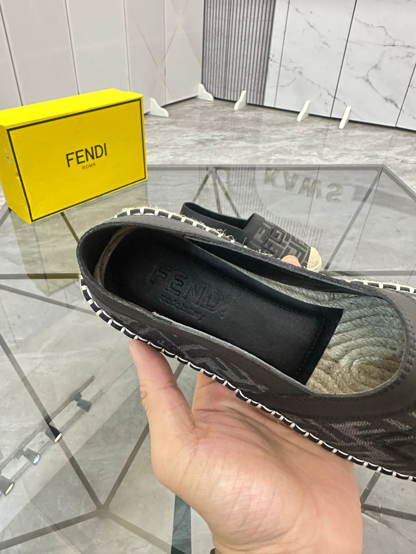 Selling men's shoes 💰: 💰P420¥ Product trademark: Fendi* "Fendi*" low-top fisherman's shoes Regular size: 38-44 (can be customized to 37.45) Product materials: upper imported cowhide stitched with original fabric, sheepskin lining, original outsole. Number: 1023